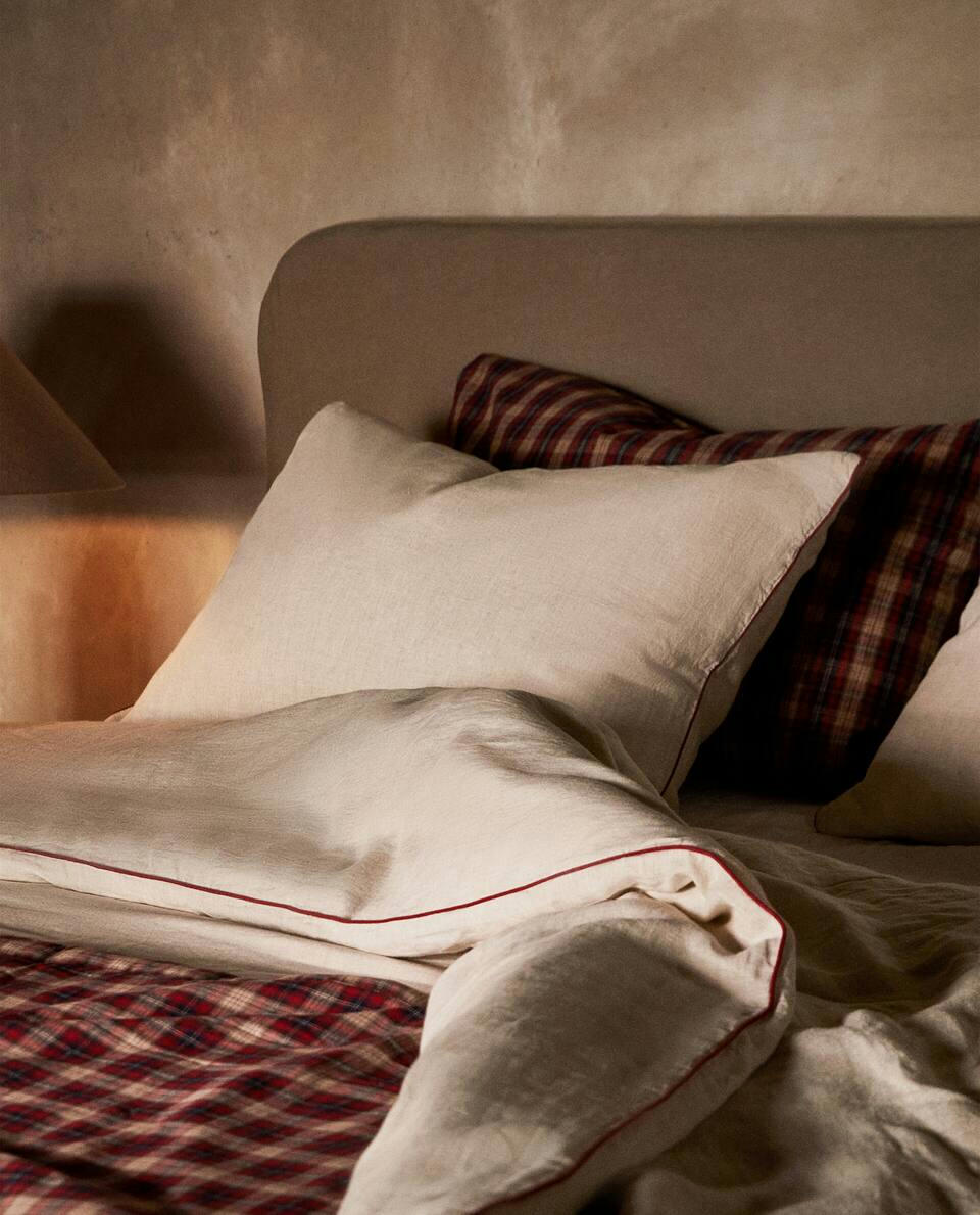 CHRISTMAS PILLOWCASE WITH PIPING