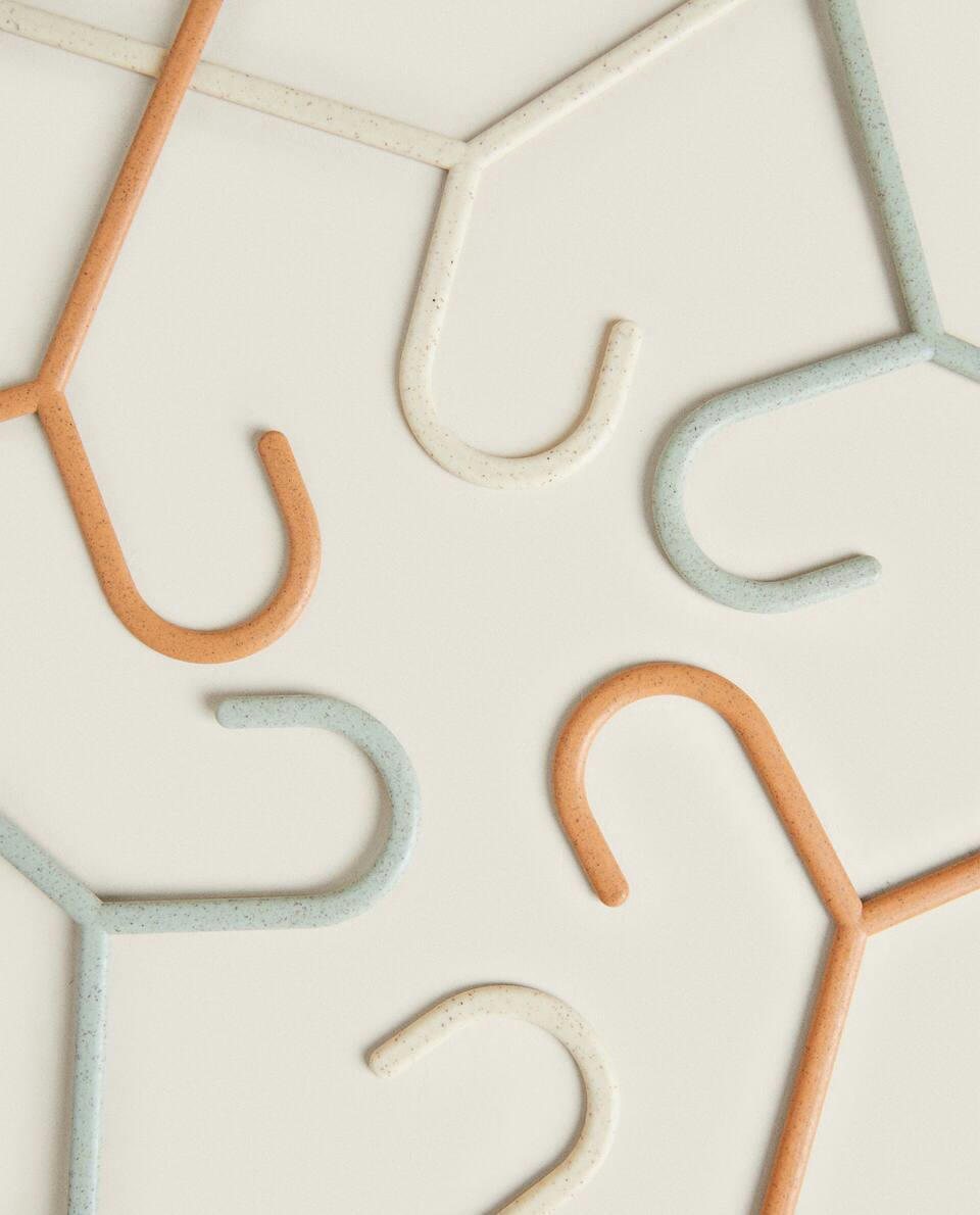 CHILDREN'S HANGERS (PACK OF 6)