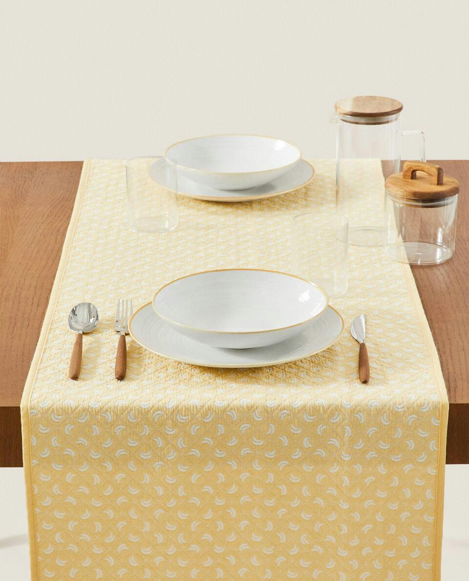 COTTON TABLE RUNNER WITH BANANA DETAIL