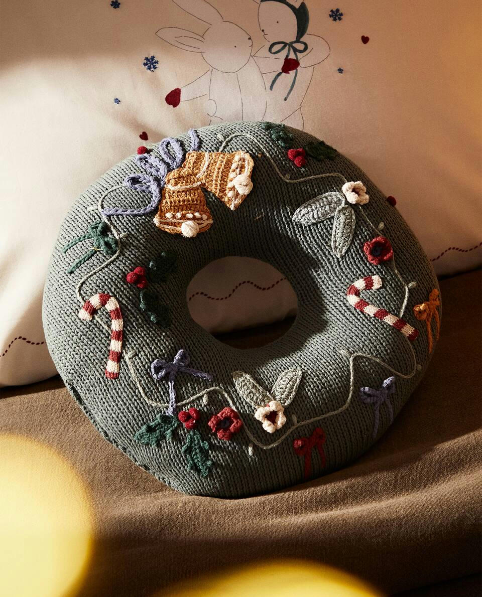 CHILDREN’S CHRISTMAS WREATH CUSHION