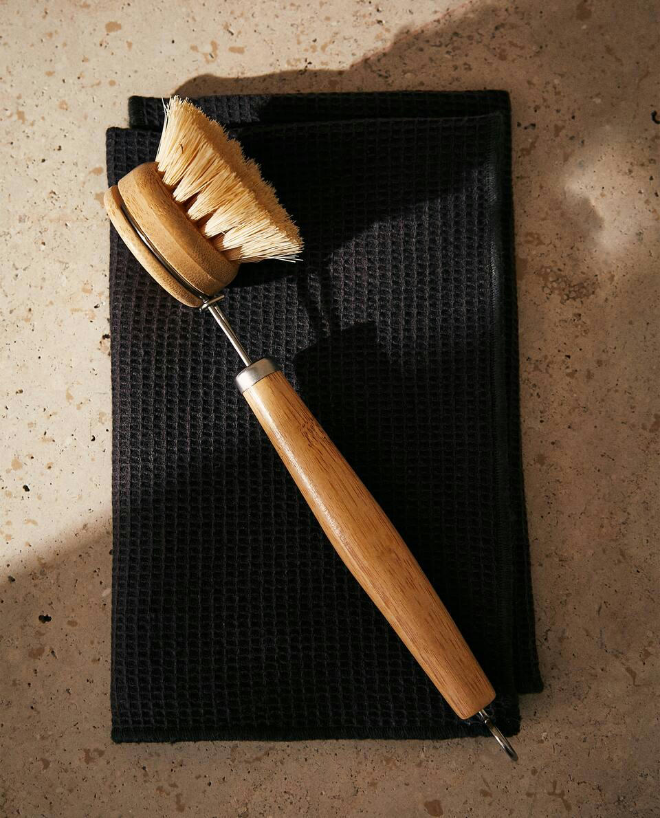 WOODEN TABLEWARE BRUSH