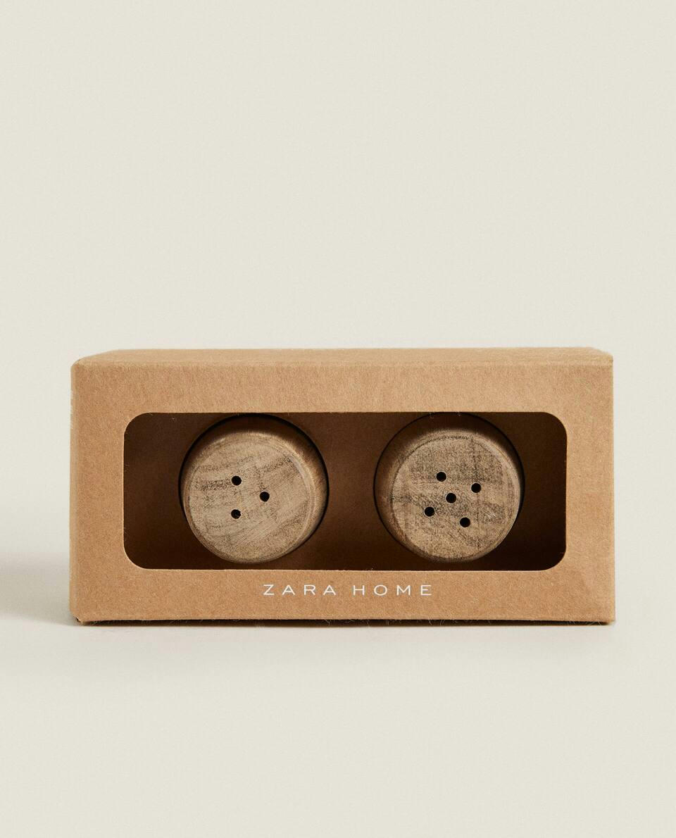 WOODEN SALT AND PEPPER SHAKER SET