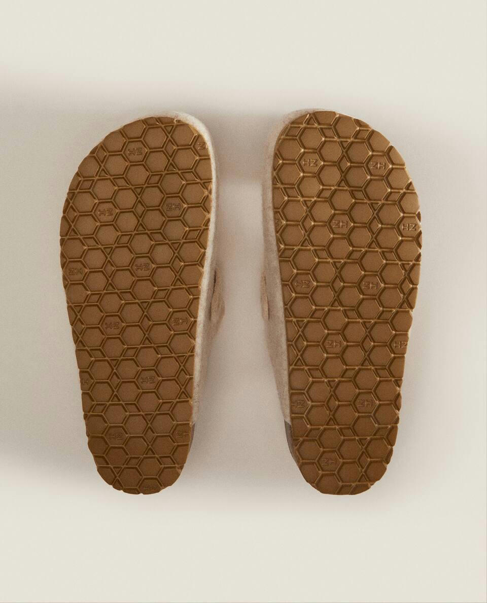 COVERED BUCKLE FELT MULE SLIPPERS