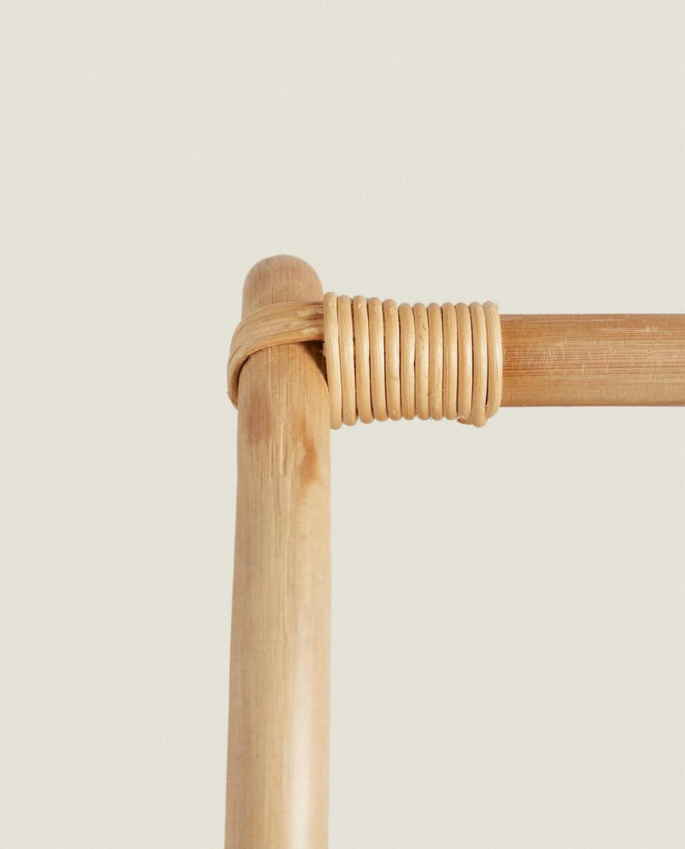 CHILDREN’S TOY CLOTHES RACK