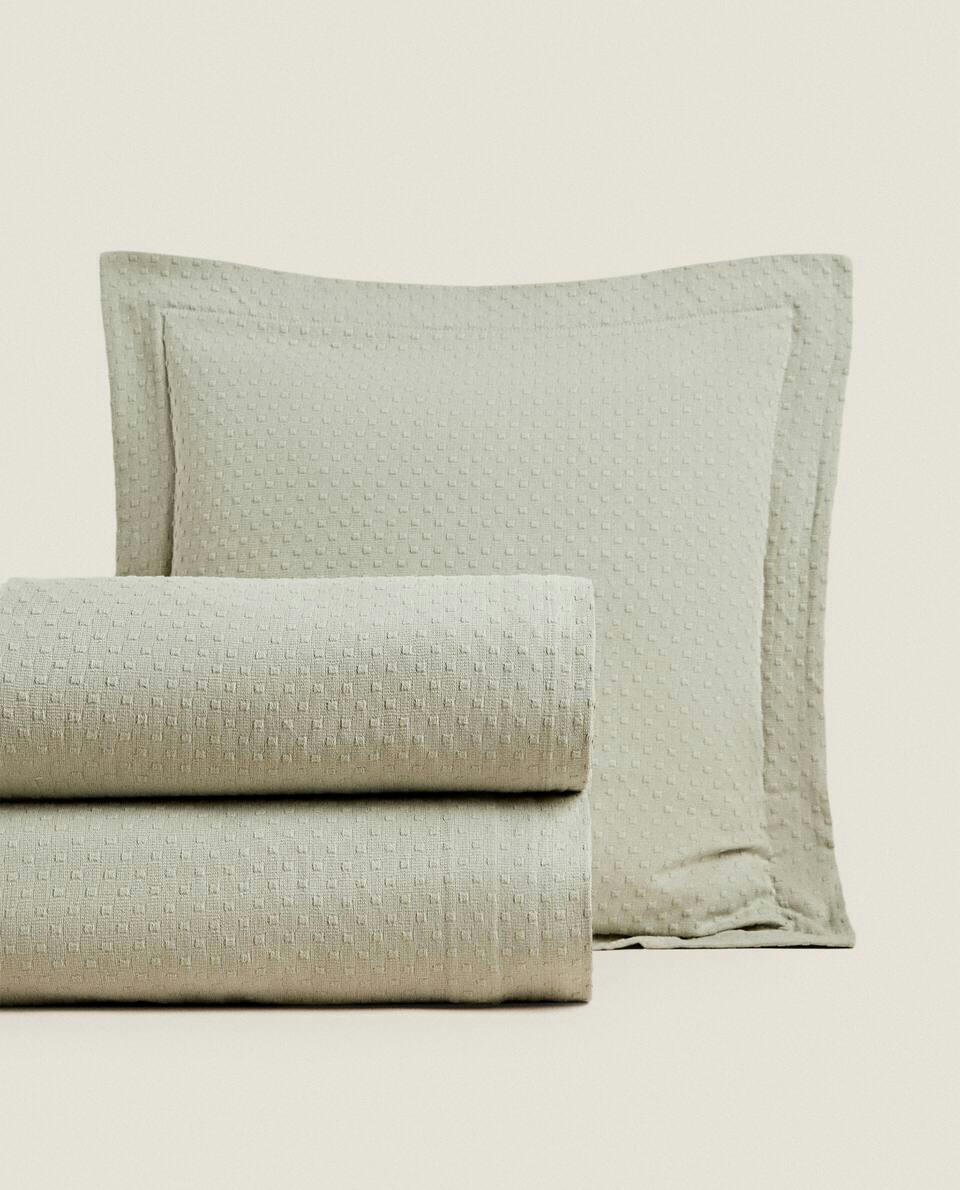 BEDSPREAD WITH POLKA DOT DESIGN