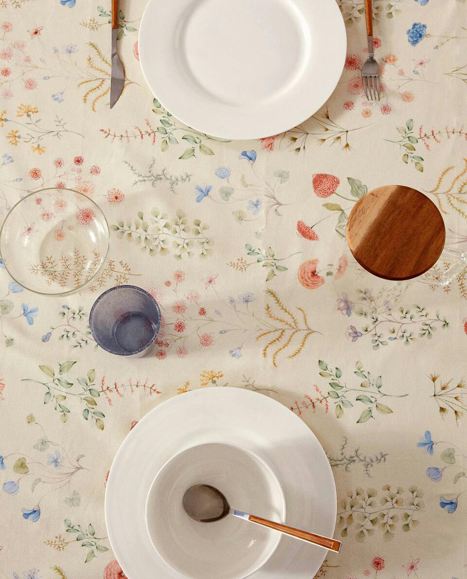 FLORAL PRINT TABLECLOTH