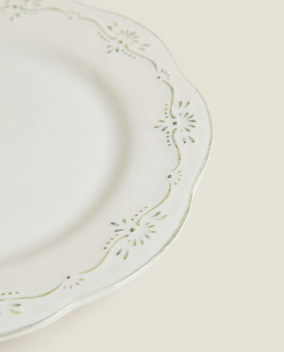 EARTHENWARE DESSERT PLATE WITH RAISED CHRISTMAS DESIGN