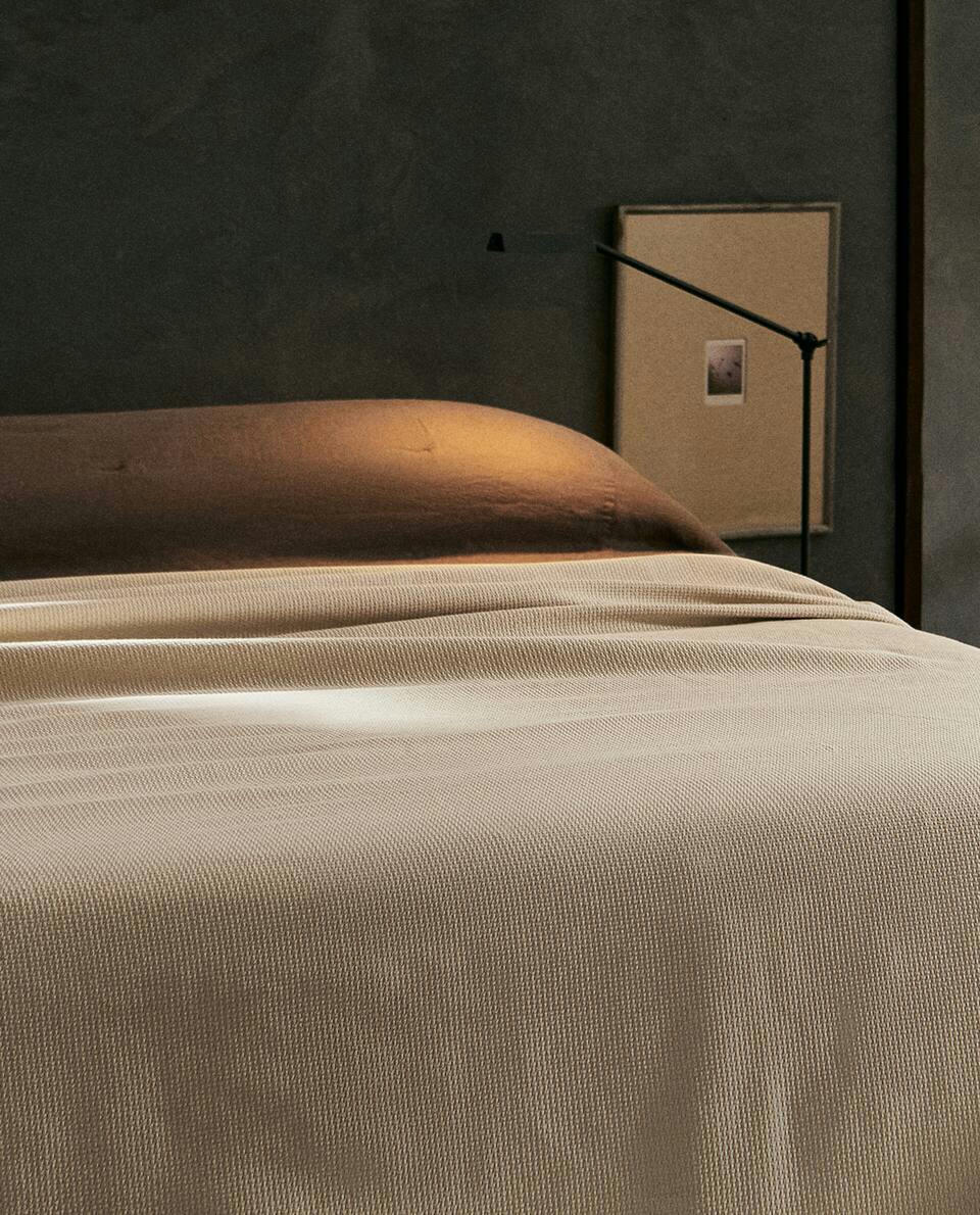 TEXTURED BEDSPREAD