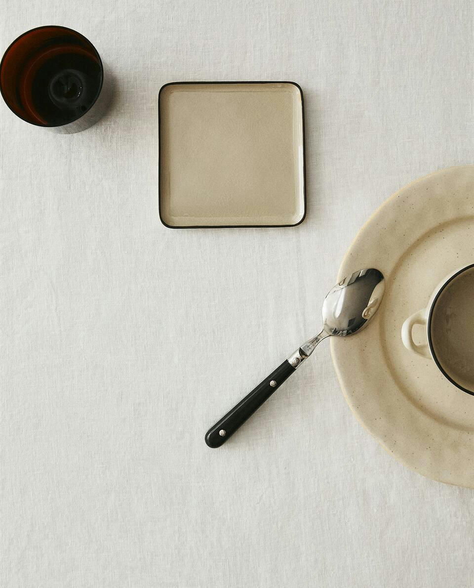 STONEWARE SET WITH RIM DETAIL