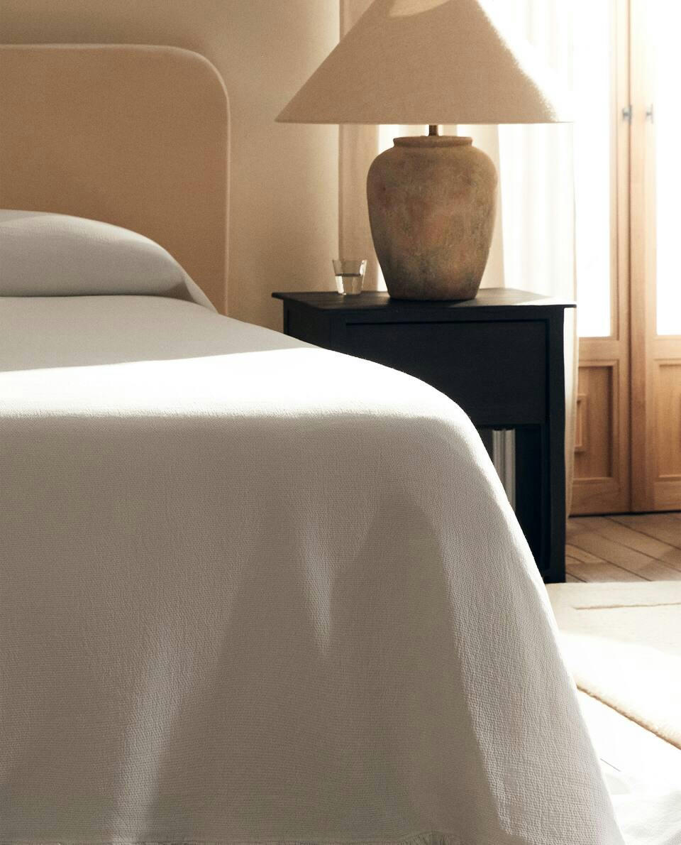 BEDSPREAD WITH PLEATED RUFFLE