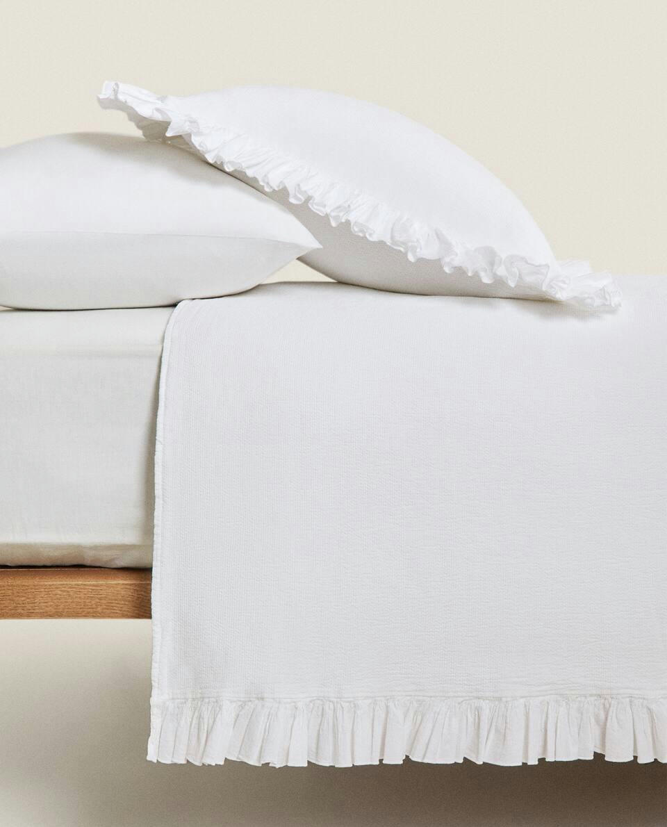 BEDSPREAD WITH PLEATED RUFFLE