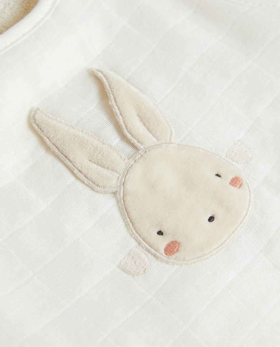 BIB WITH BUNNY APPLIQUé