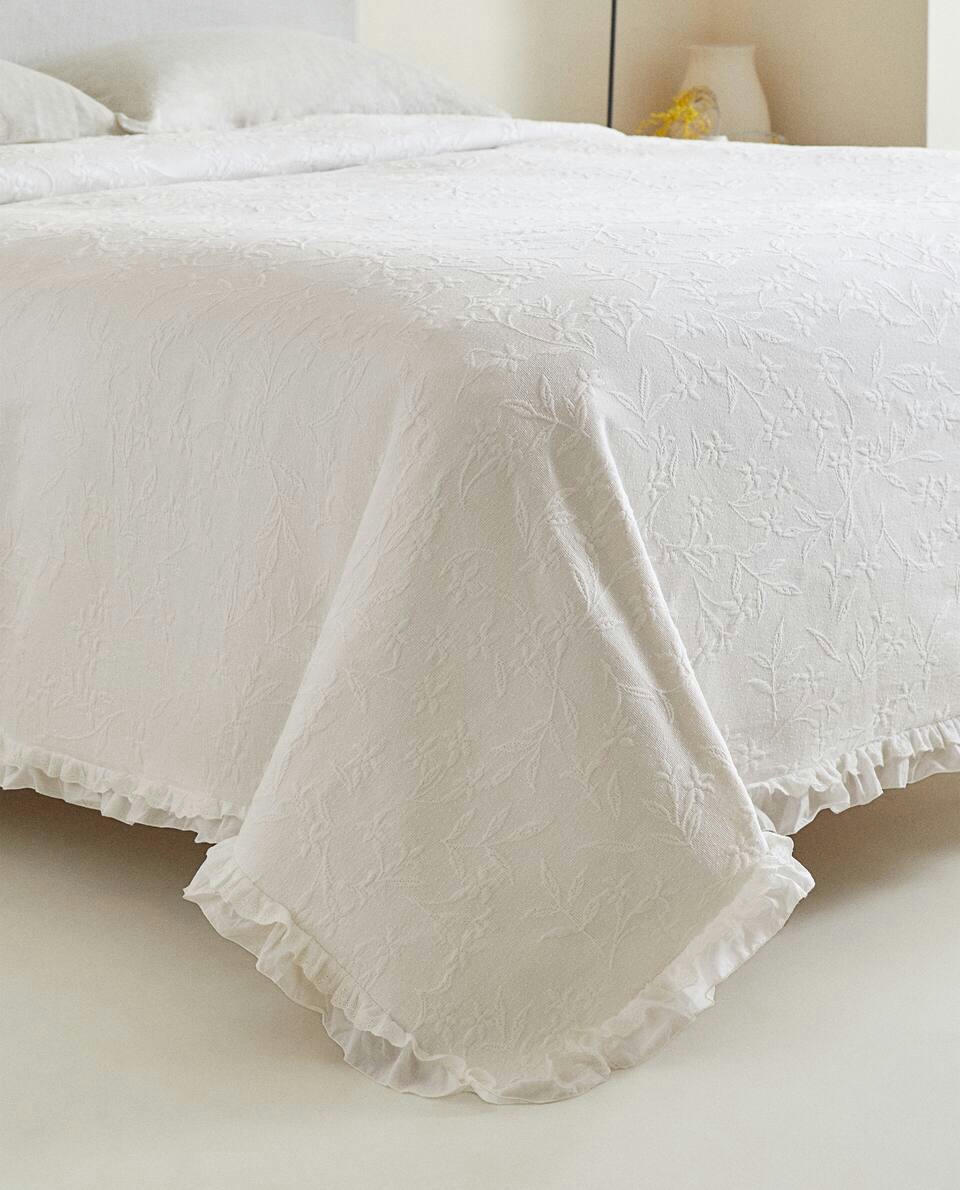 RUFFLE TRIM BEDSPREAD