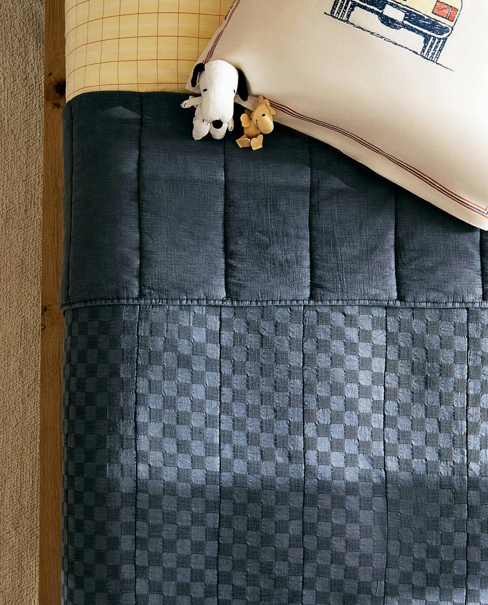 WAFFLE-KNIT QUILT