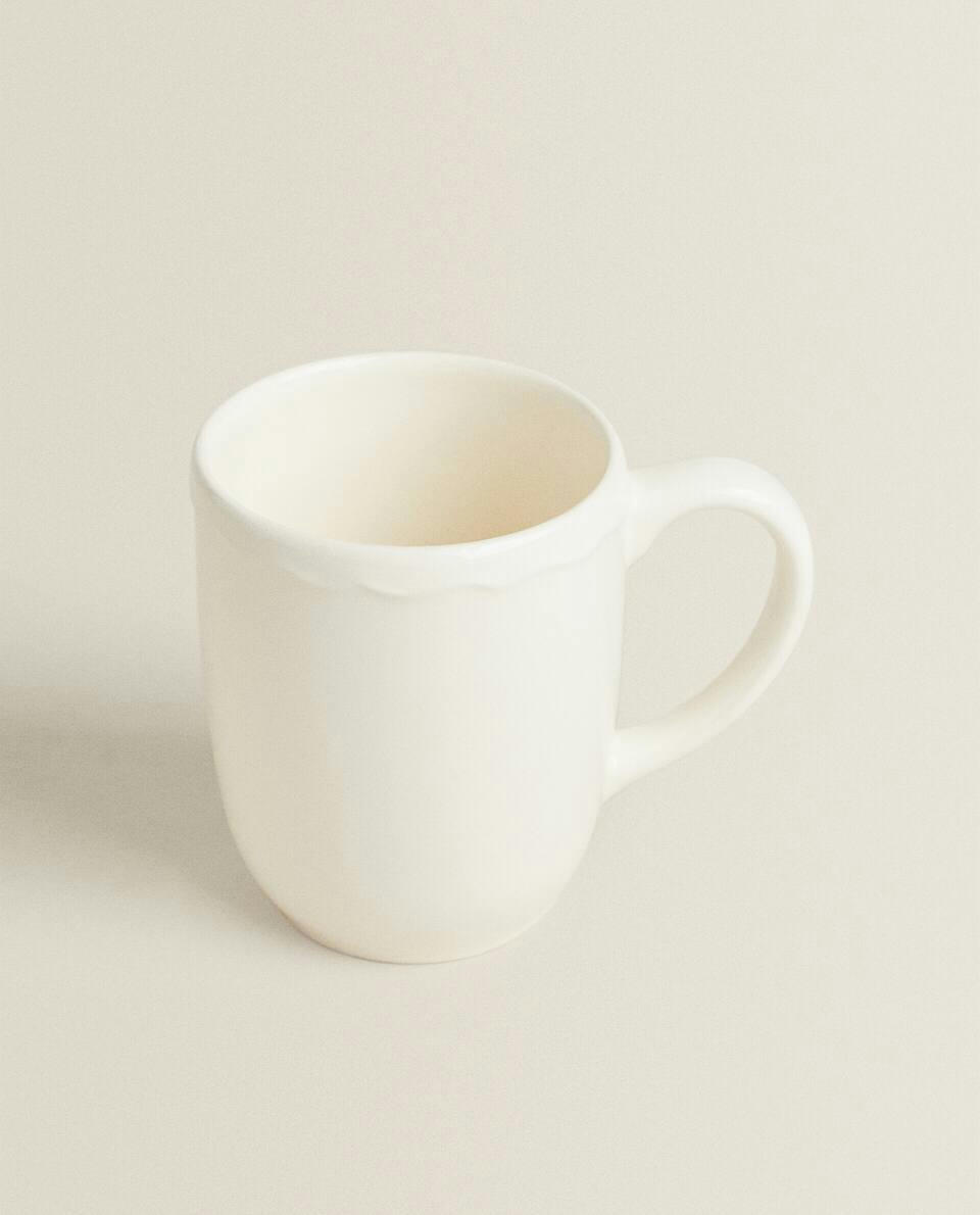 EARTHENWARE MUG WITH A RAISED-DESIGN EDGE