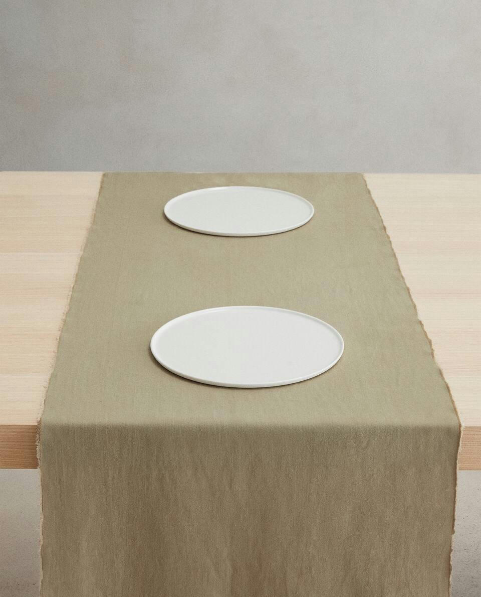 TABLE RUNNER 01
