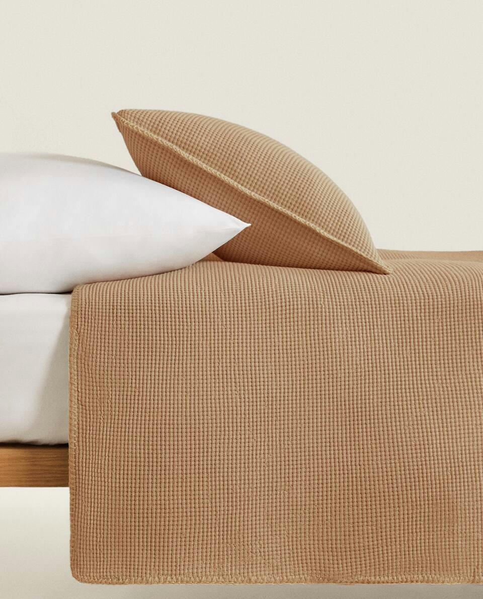 TEXTURED WAFFLE-KNIT BEDSPREAD