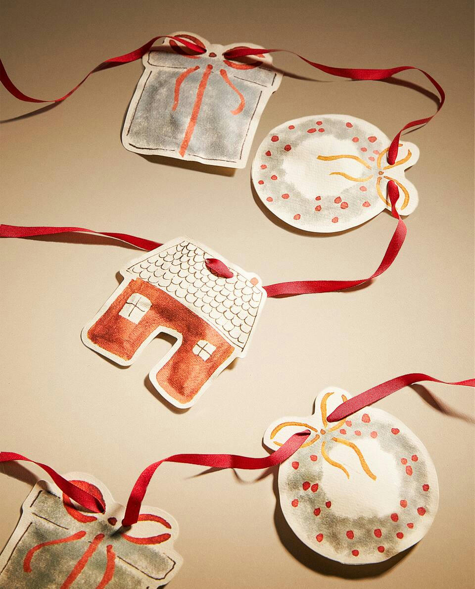 DECORATIVE GARLAND WITH RIBBON AND CHRISTMAS FIGURES