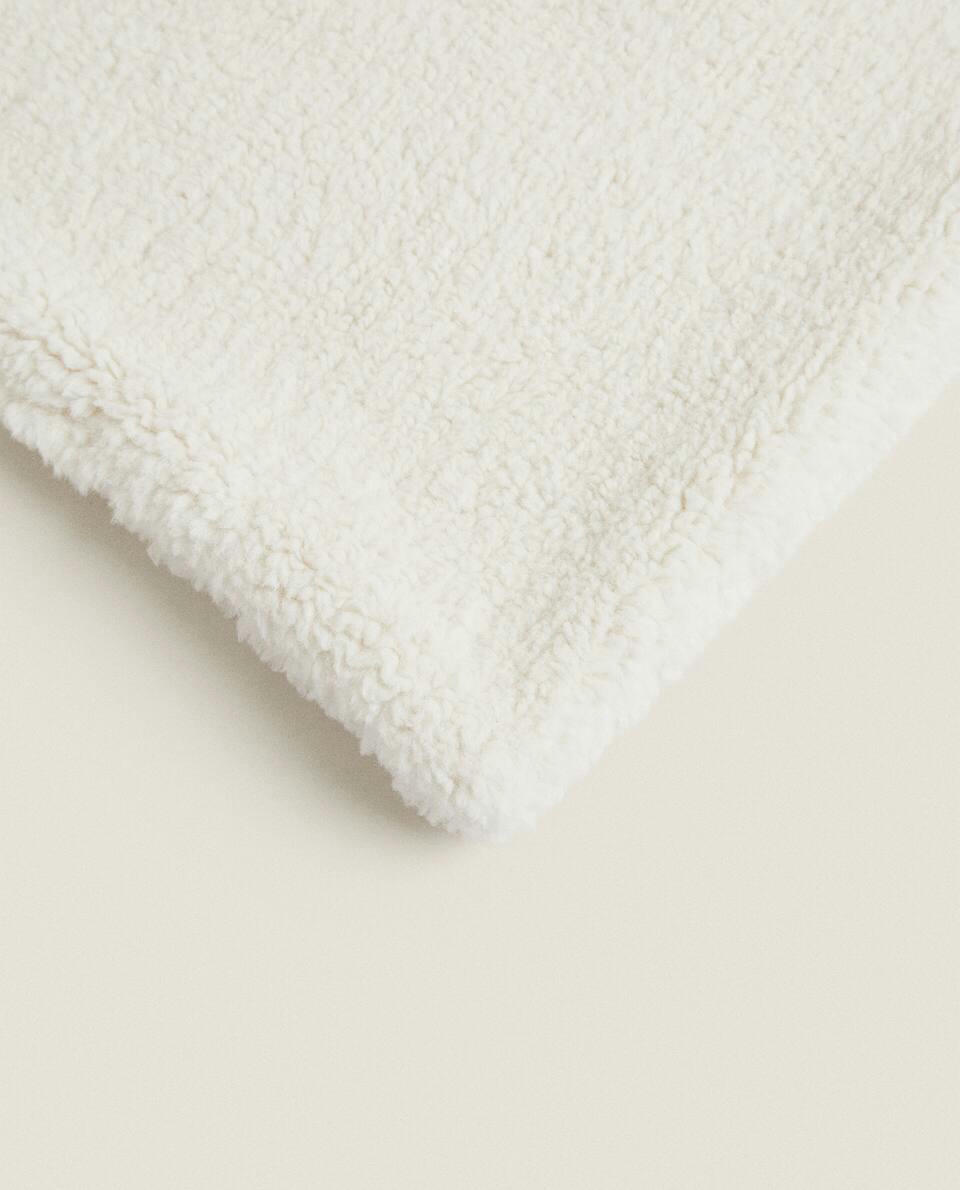 REVERSIBLE FLEECE BLANKET