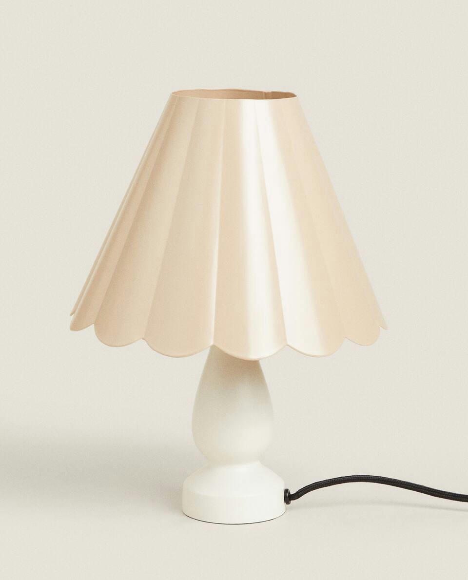 SCALLOPED METAL LAMP