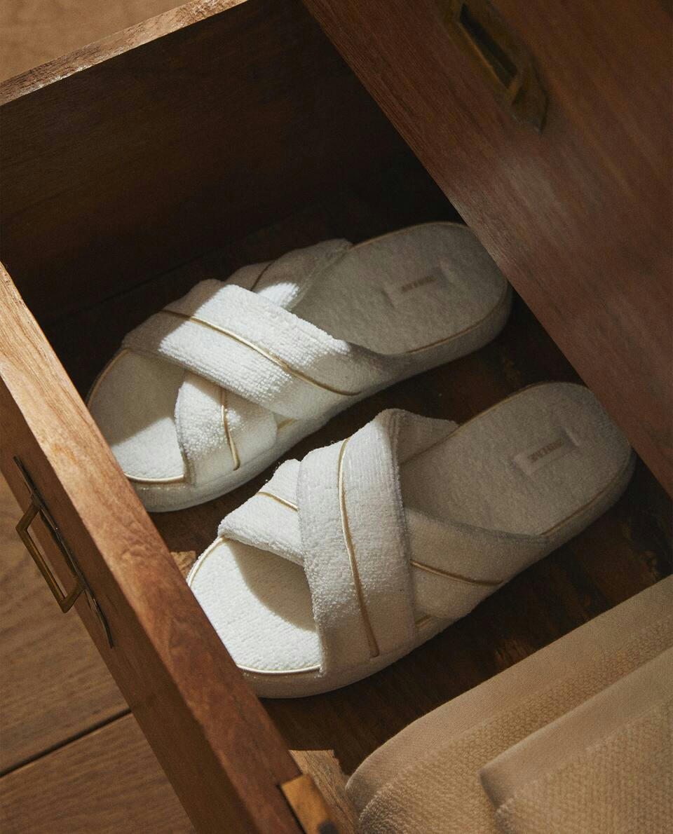 TOWELLING SLIPPERS WITH PIPING