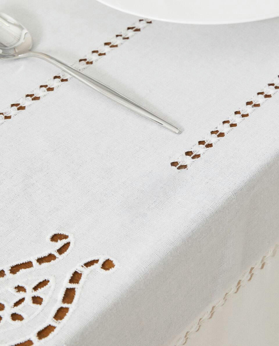 EMBROIDERED FLOWER TABLECLOTH