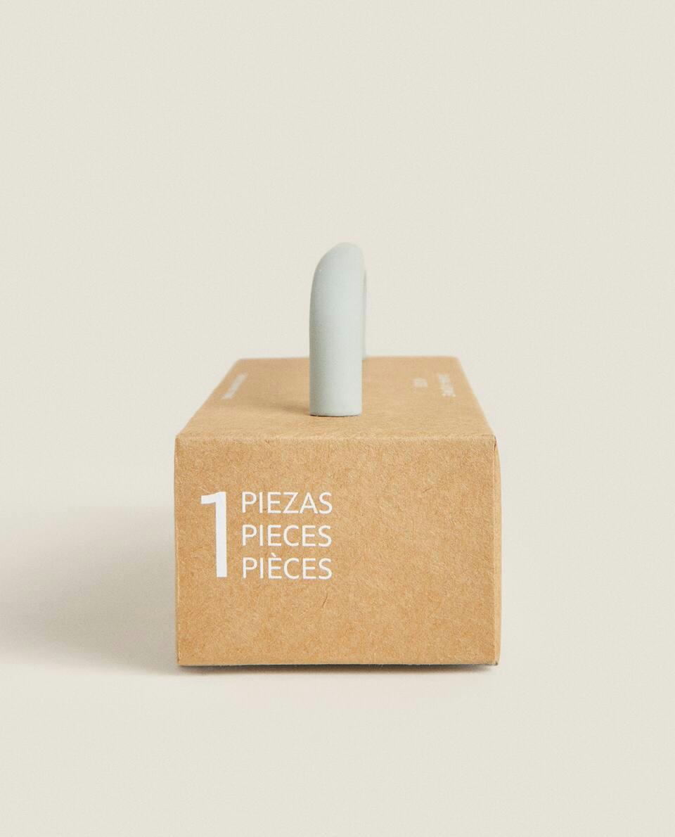 ELONGATED METAL HANDLE