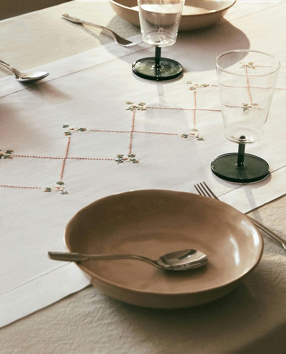 EMBROIDERED FLOWERS TABLE RUNNER