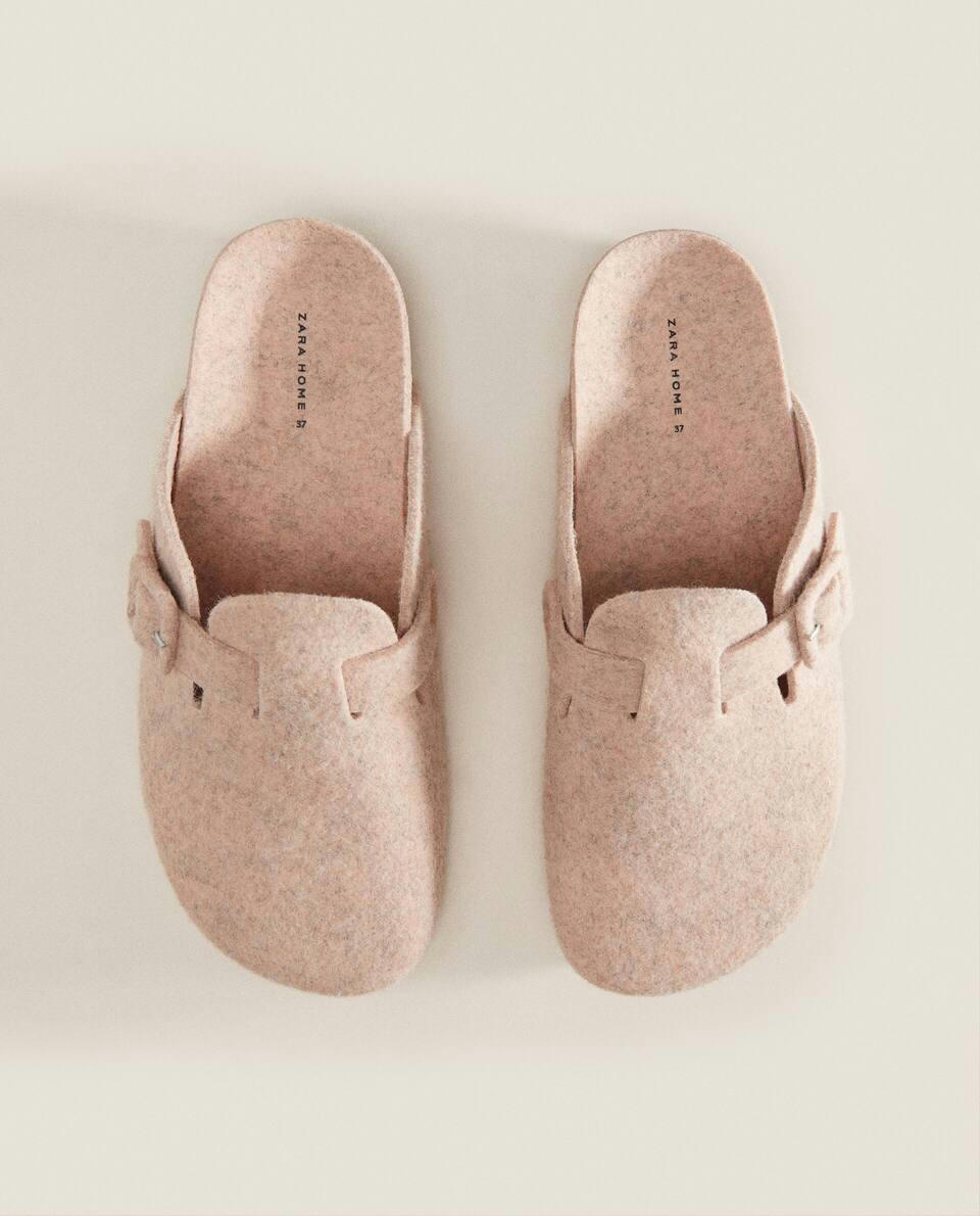 COVERED BUCKLE FELT MULE SLIPPERS