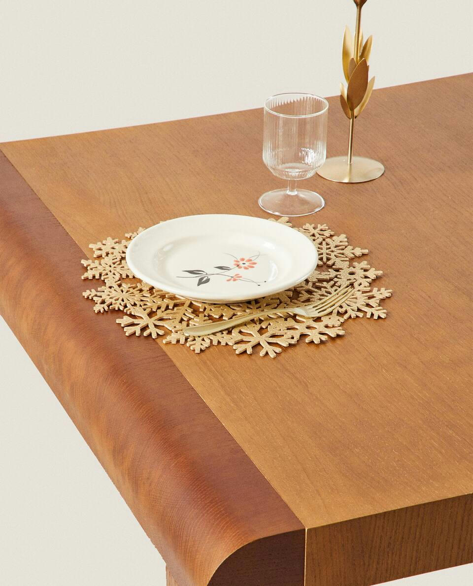 GLITTERY CHRISTMAS SNOWFLAKE PLACEMAT