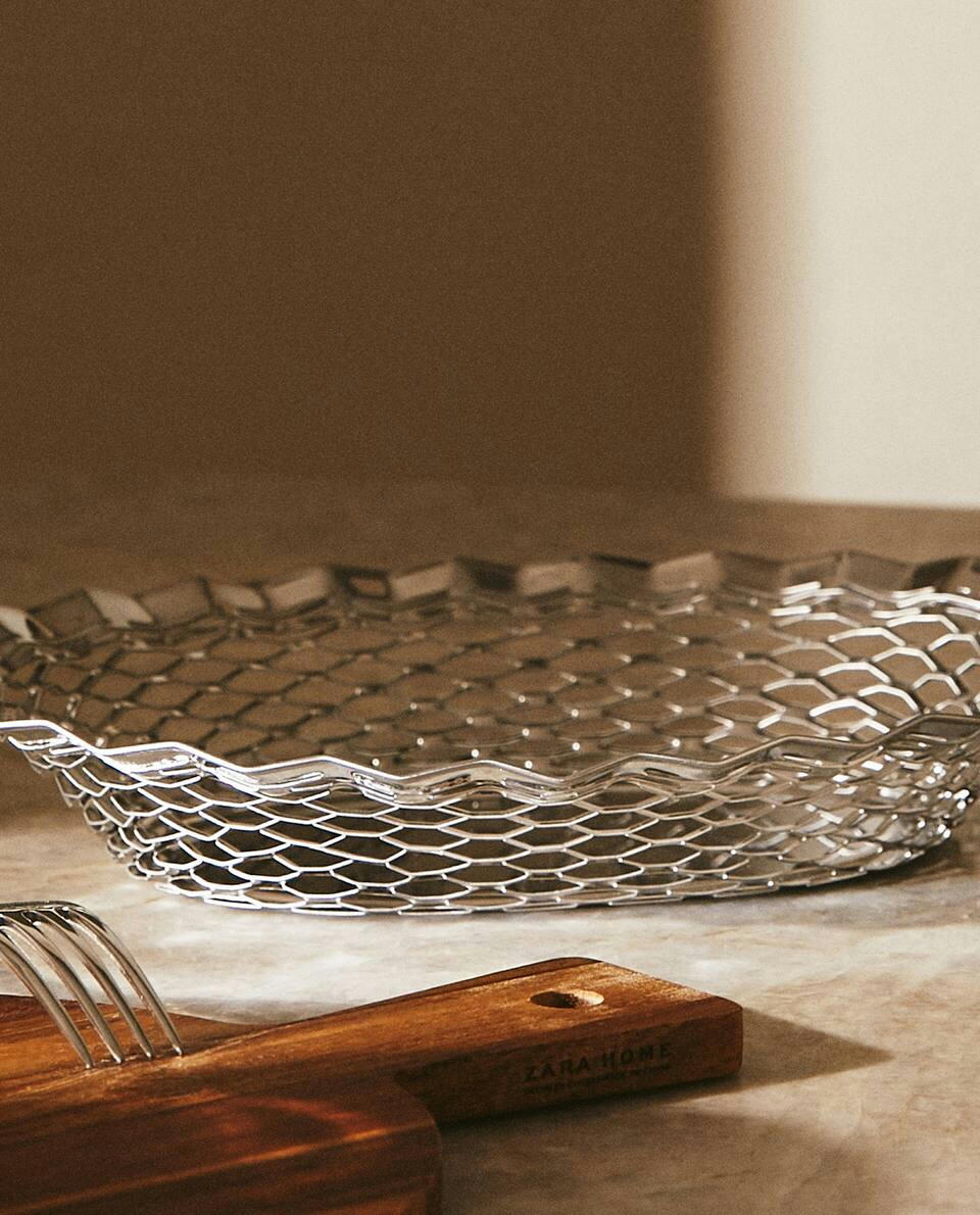 METAL BOWL WITH PERFORATED EDGE