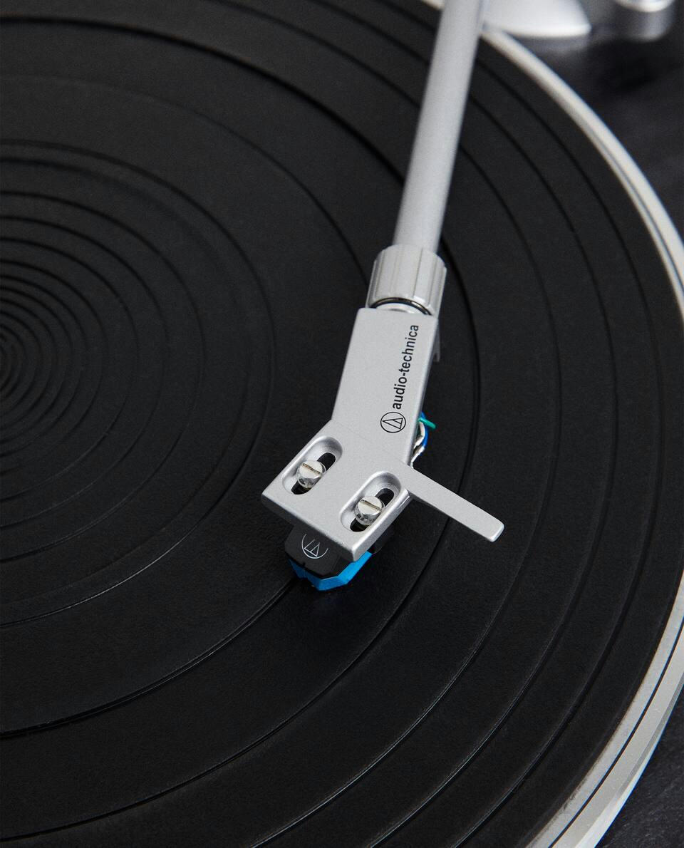 AUDIO TECHNICA TURNTABLE