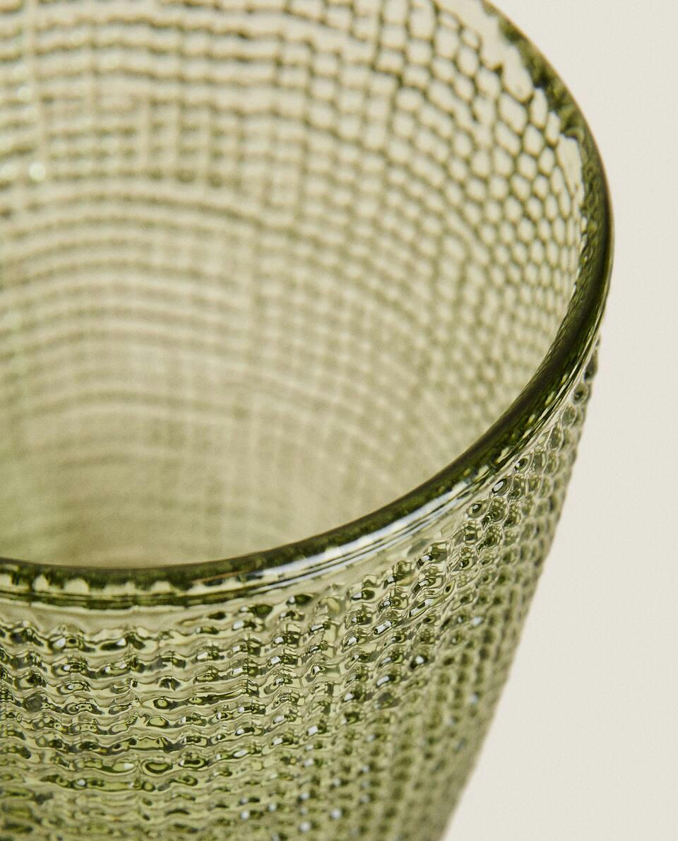 GLASS TUMBLER WITH RAISED DESIGN