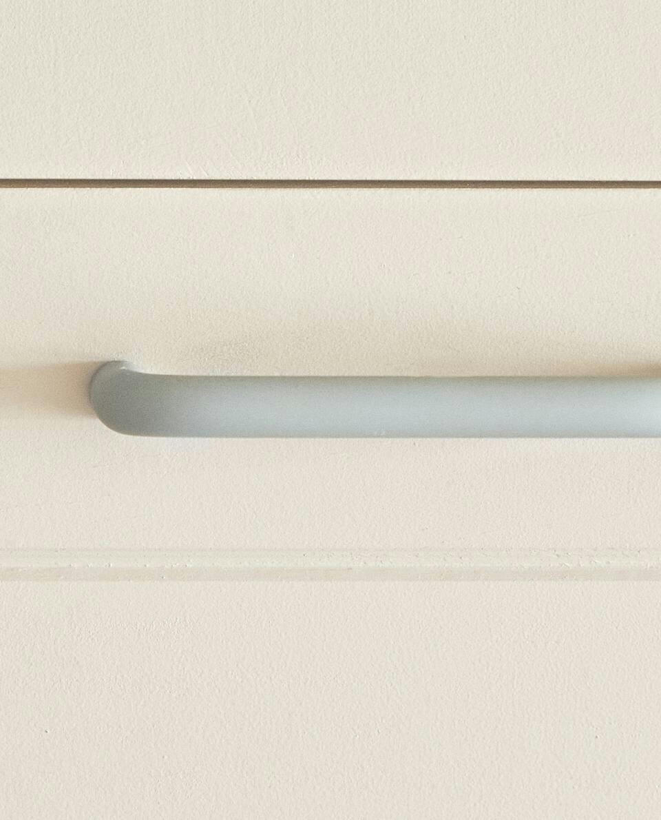 ELONGATED METAL HANDLE