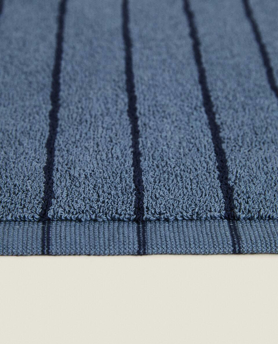 CONTRAST STRIPE BATH MAT