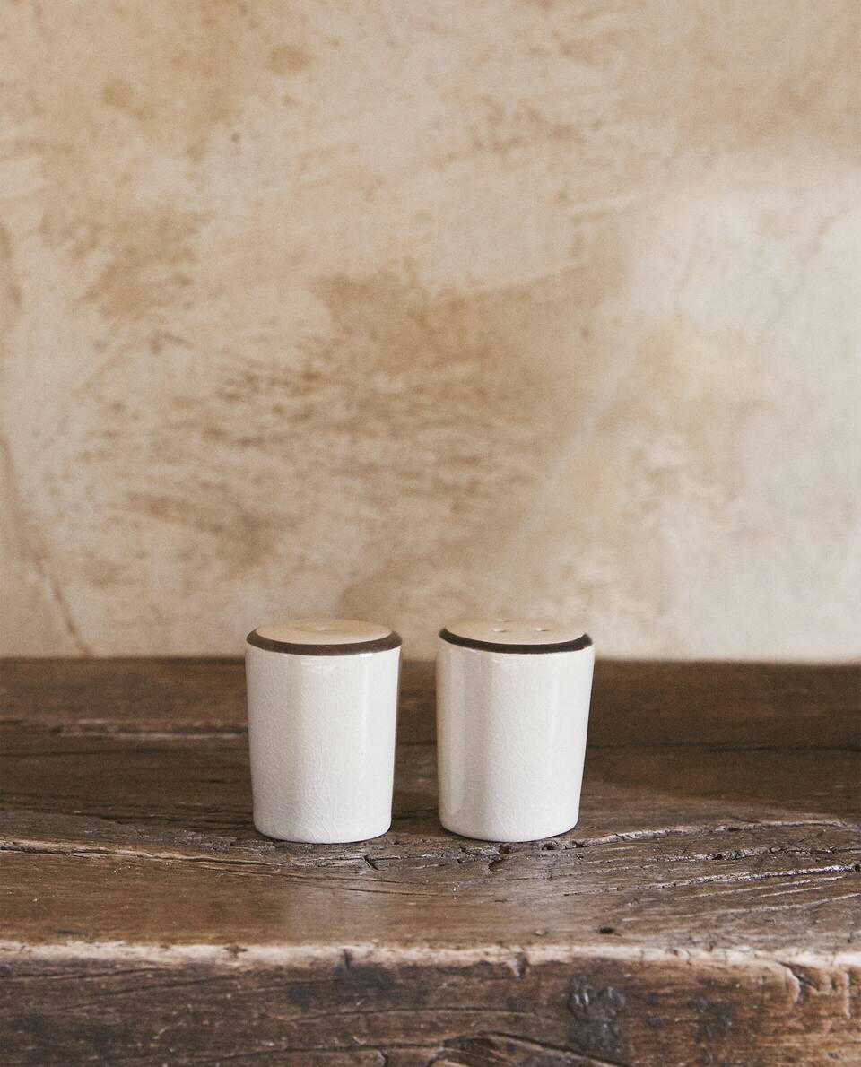 STONEWARE SALT AND PEPPER SET WITH RIM DETAIL