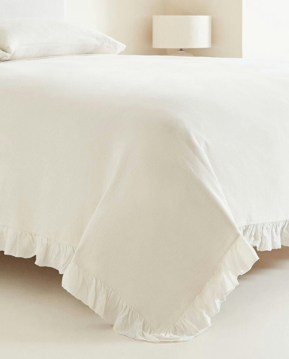 RUFFLE TRIM BEDSPREAD