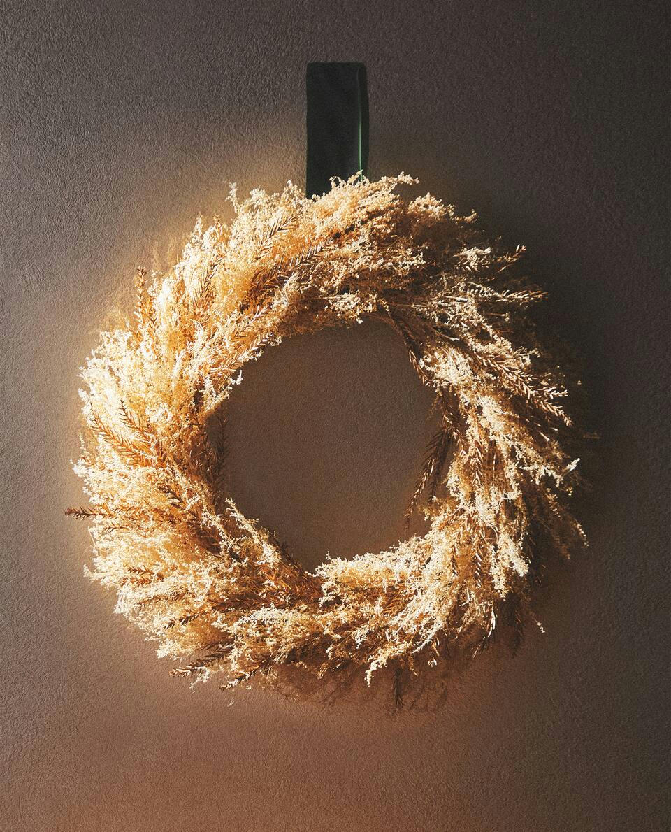 DECORATIVE CHRISTMAS WREATH WITH DRIED LEAVES