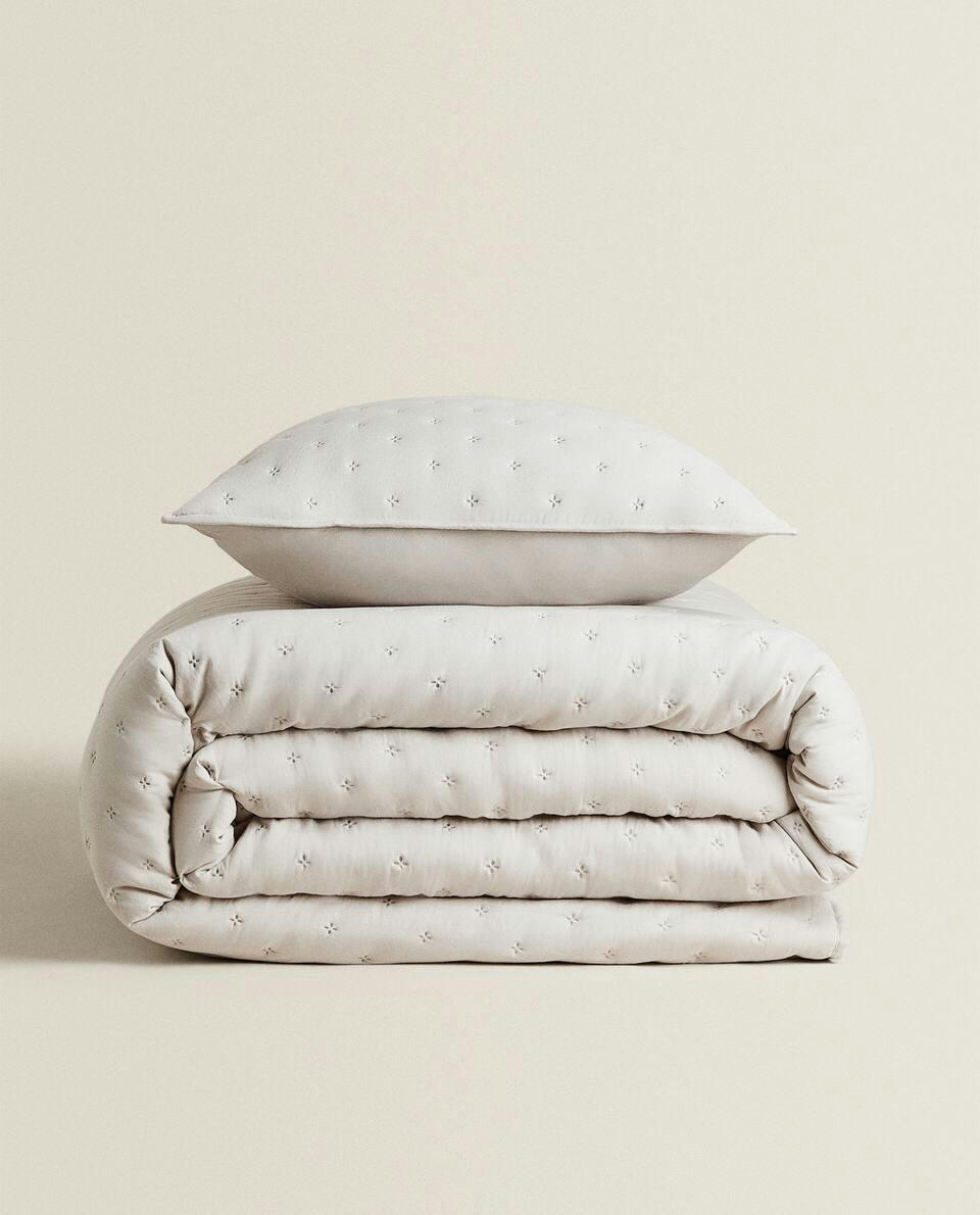 QUILTED QUILT WITH DOTS