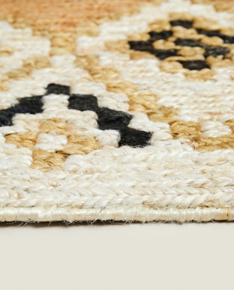 RUG WITH A GEOMETRIC DESIGN
