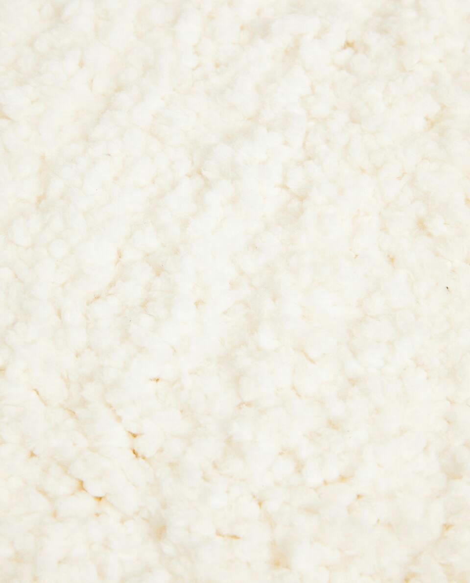 TEXTURED RUG WITH FRINGING