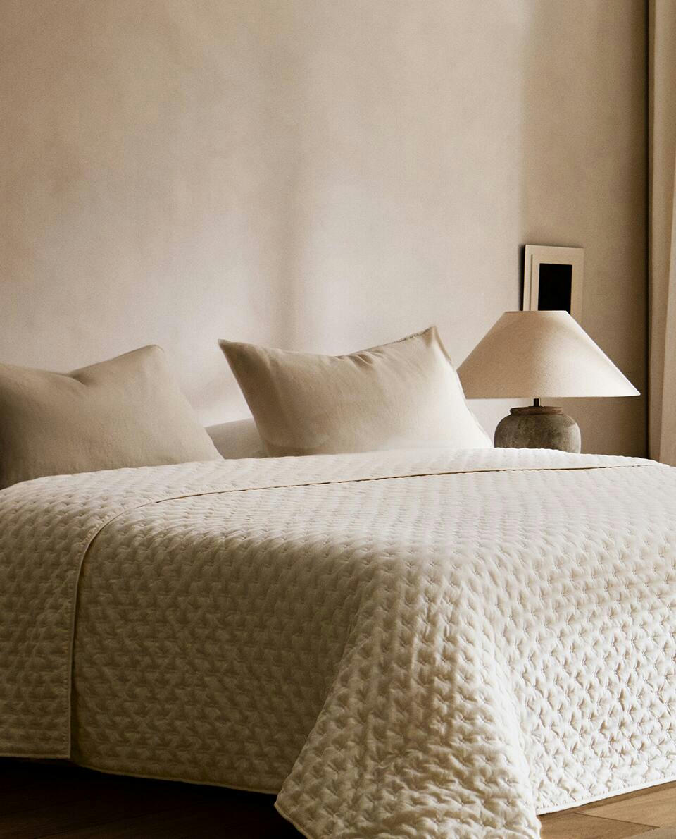 QUILTED QUILT WITH DOTS