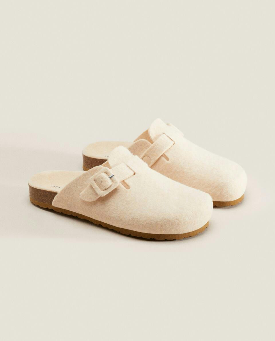 COVERED BUCKLE FELT MULE SLIPPERS