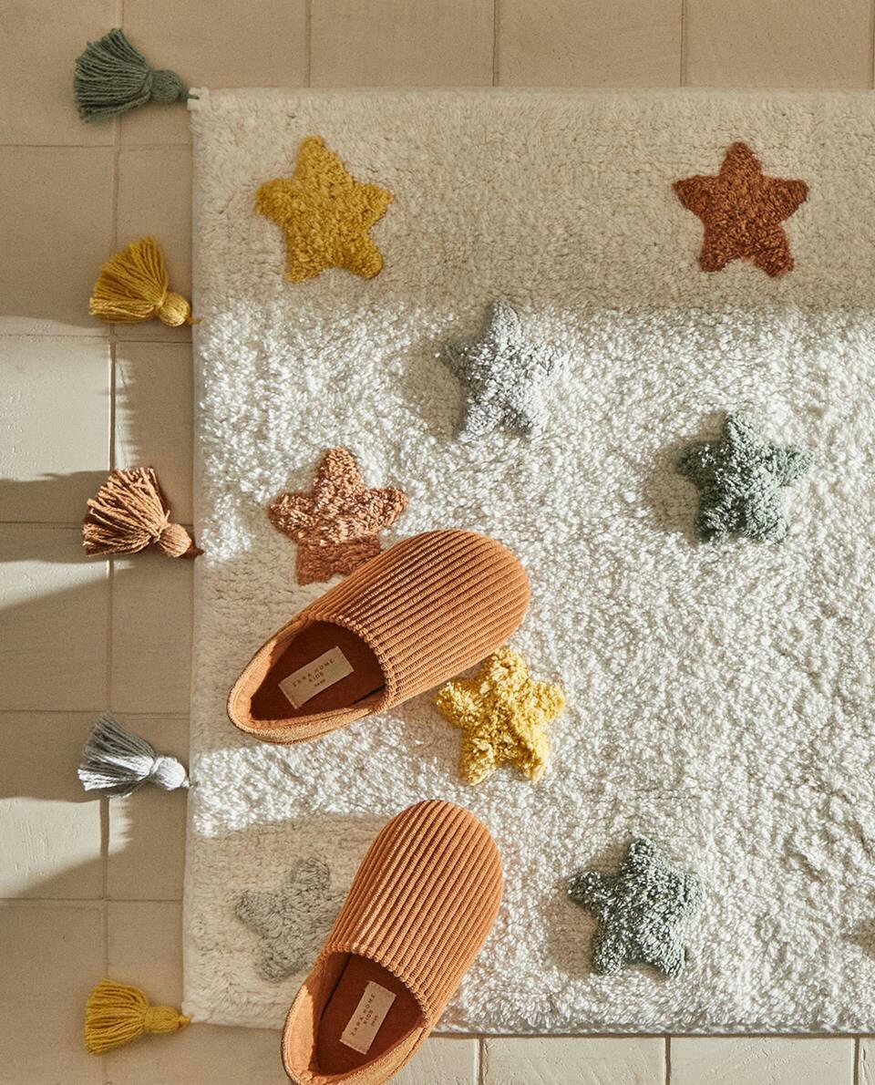 CHILDREN'S BATH MAT WITH POM-POM STARS