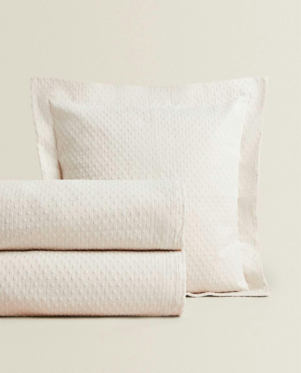 BEDSPREAD WITH POLKA DOT DESIGN