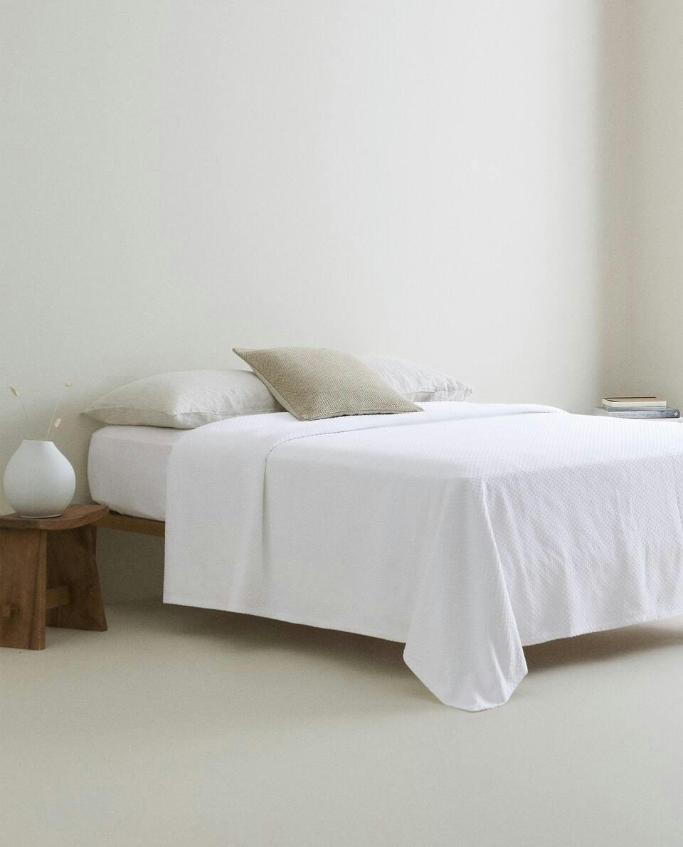 BEDSPREAD WITH POLKA DOT DESIGN