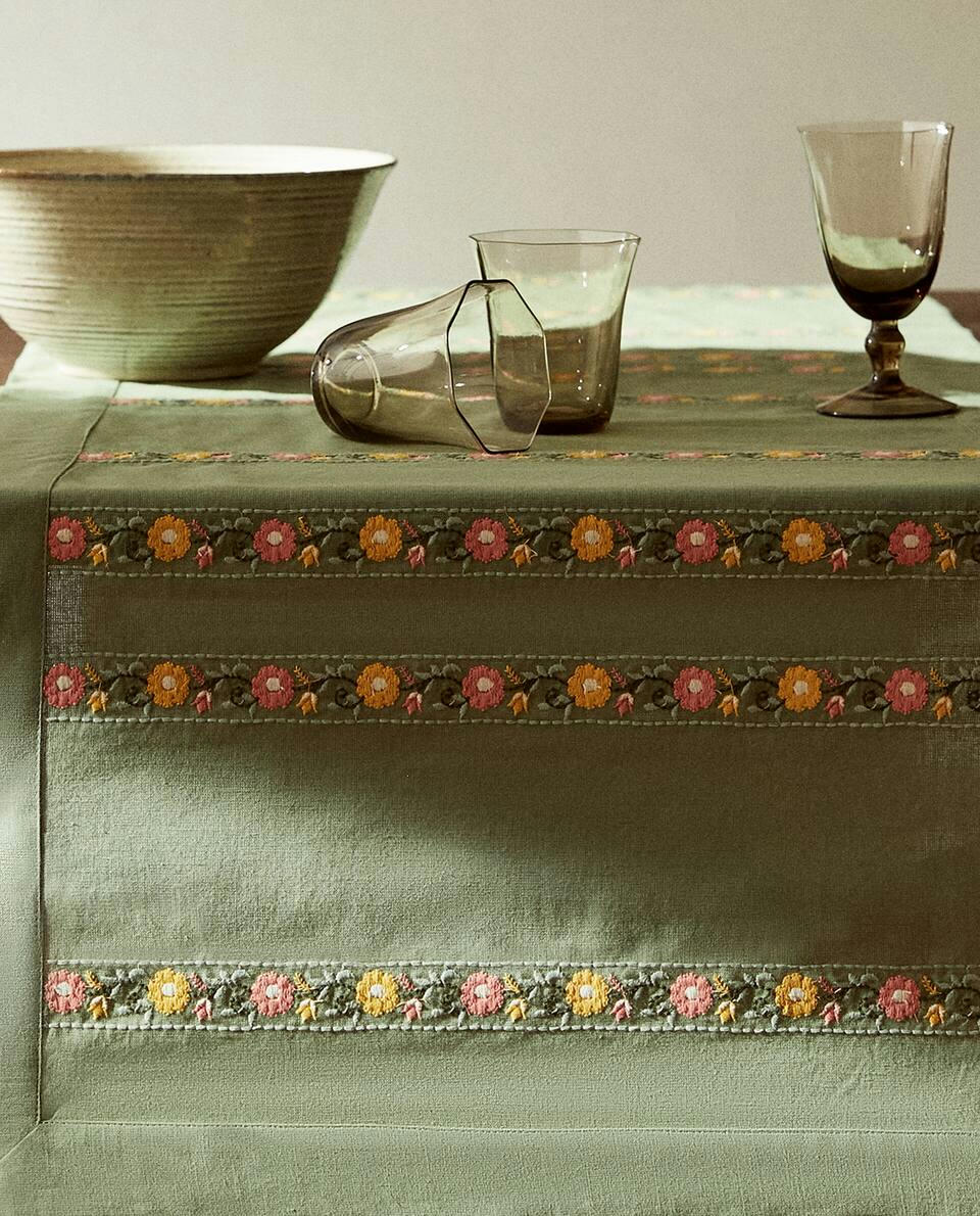 EMBROIDERED COTTON TABLE RUNNER
