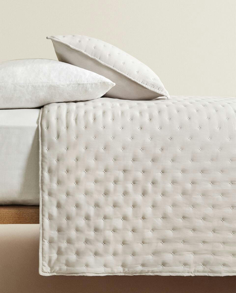 QUILTED QUILT WITH DOTS