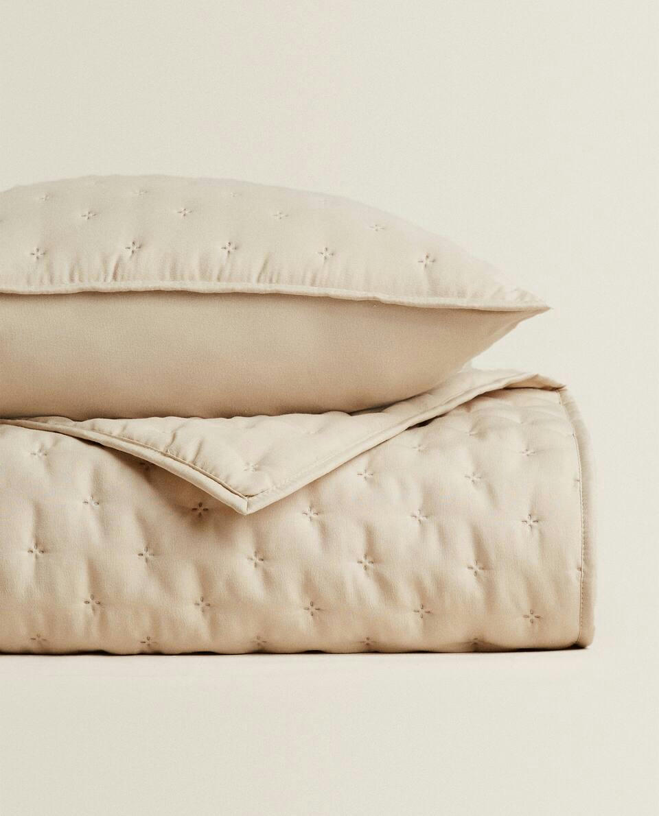 QUILTED QUILT WITH DOTS