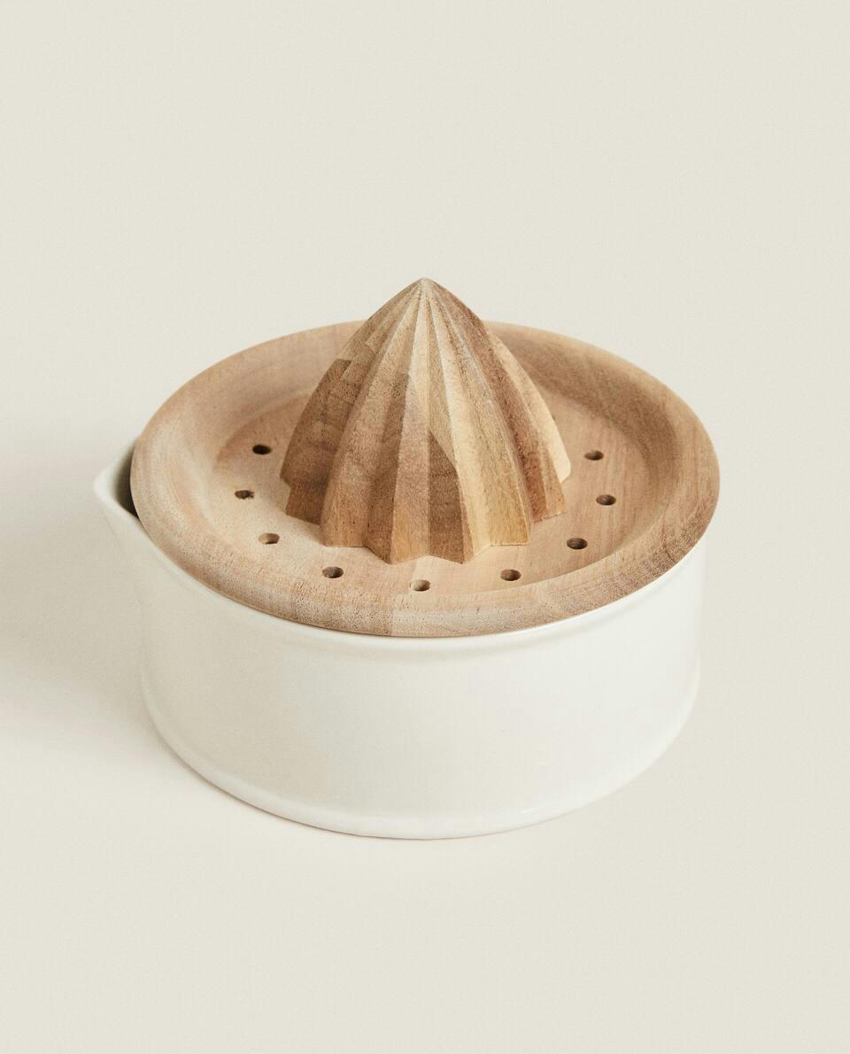 STONEWARE AND WOOD JUICER